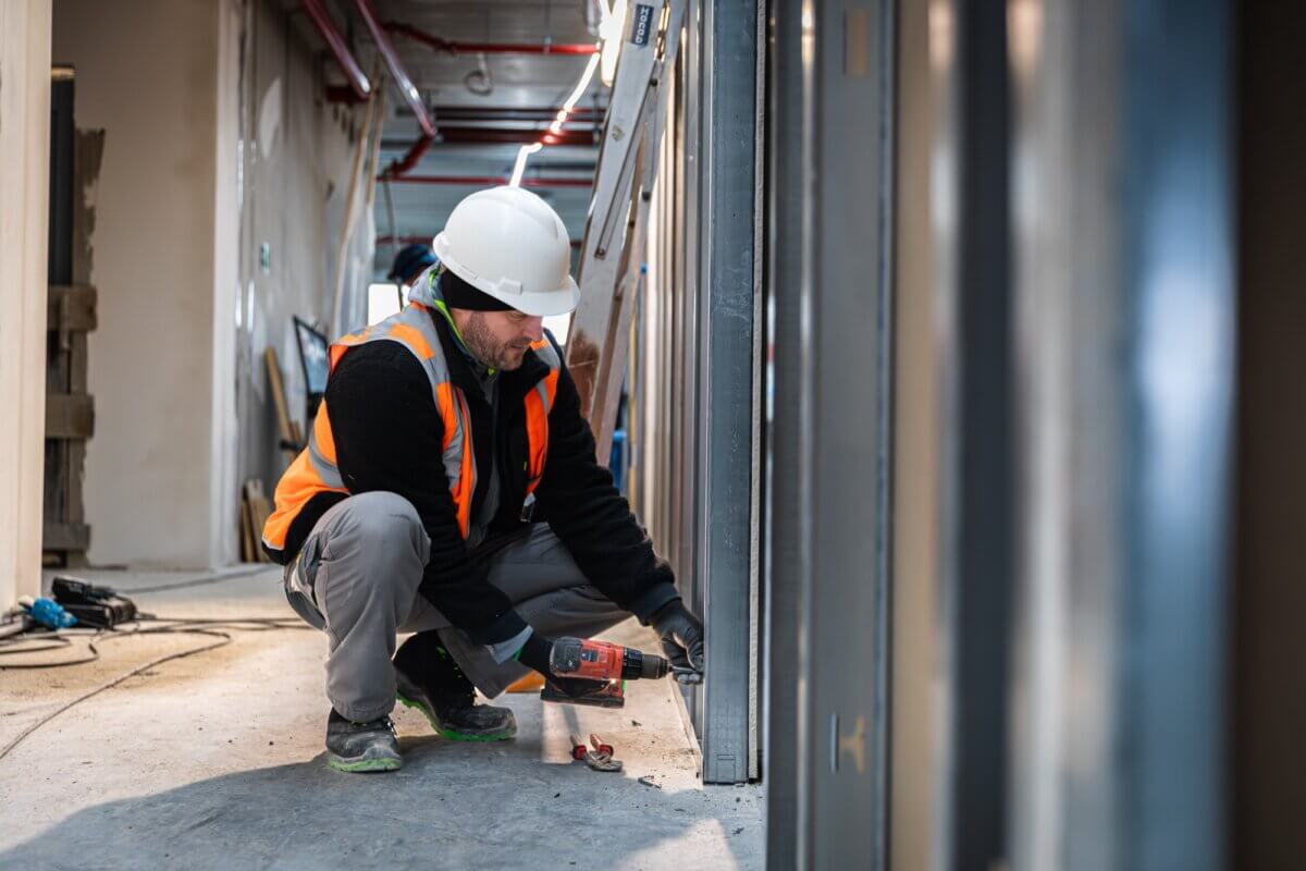 Monteur aan het werk bij een installatie op de bouwplaats