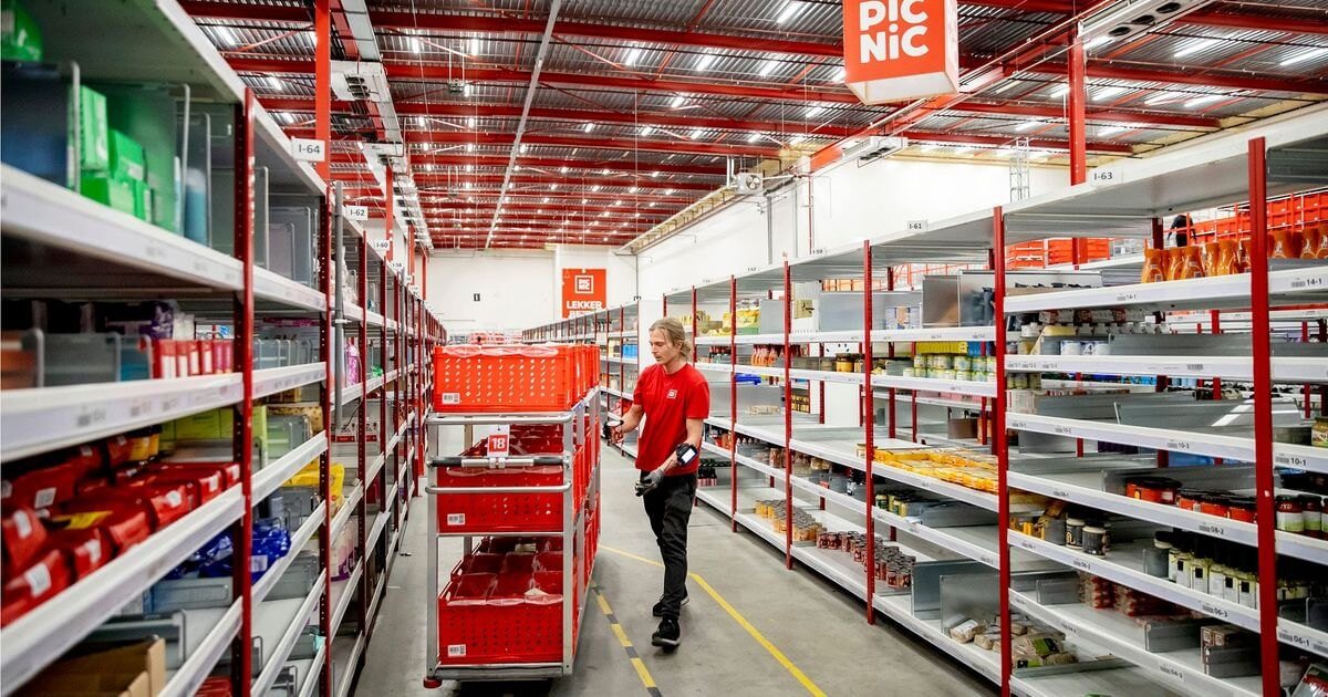 Medewerker aan het werk in het magazijn van Picnic